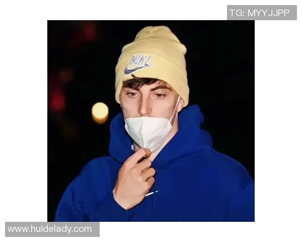 足球场上的魅力风采：聚焦帅气球星的个性头像展示